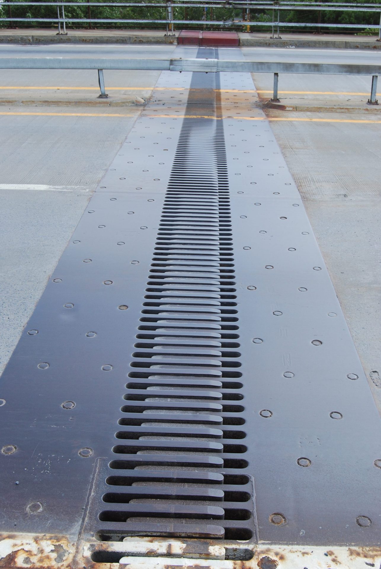 Bridge expansion joint allowing thermal expansion of the road deck