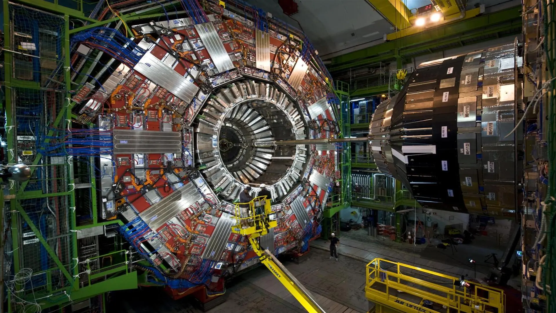 Particle accelerator where deep inelastic scattering revealed quarks inside the proton