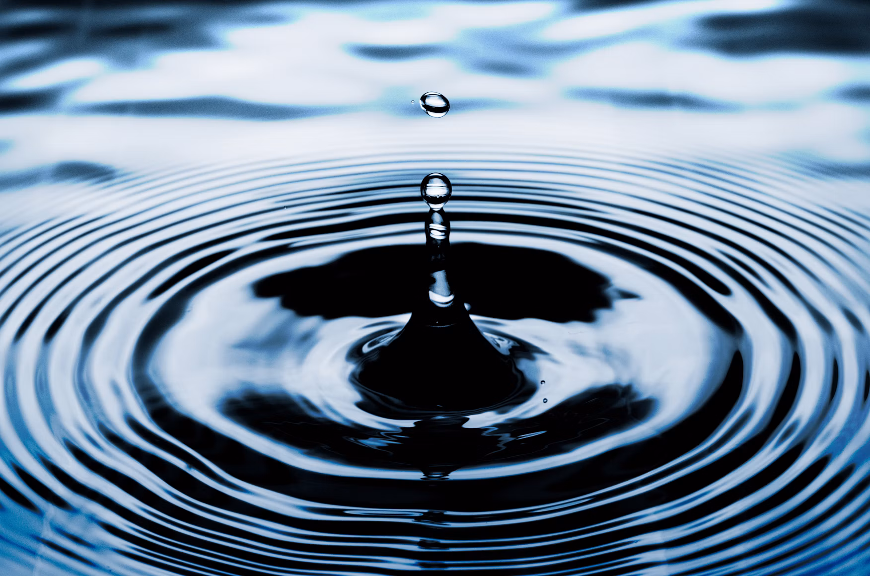 Water ripples showing the wavelength between consecutive wavefronts