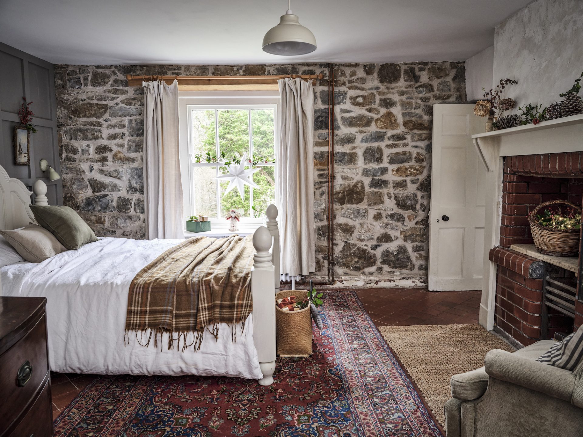 Thick stone walls, the everyday face of low thermal diffusivity